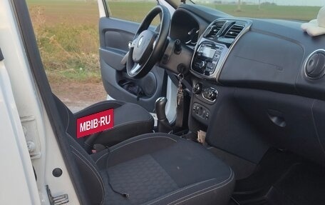 Renault Logan II, 2017 год, 650 000 рублей, 7 фотография