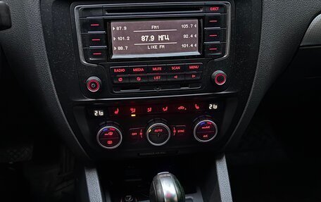 Volkswagen Jetta VII, 2013 год, 1 075 000 рублей, 9 фотография