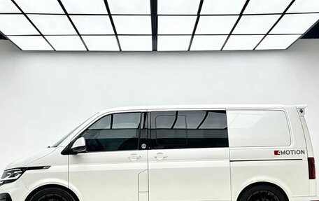 Volkswagen Multivan T6 рестайлинг, 2018 год, 6 860 000 рублей, 2 фотография