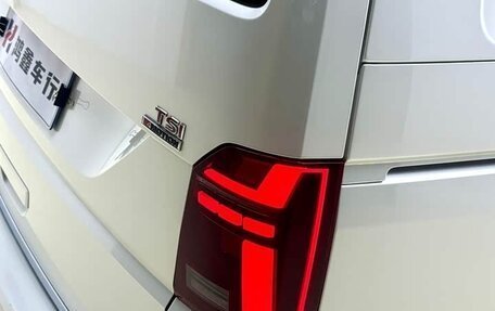 Volkswagen Multivan T6 рестайлинг, 2018 год, 6 860 000 рублей, 6 фотография