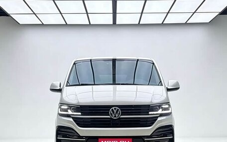 Volkswagen Multivan T6 рестайлинг, 2018 год, 6 860 000 рублей, 4 фотография