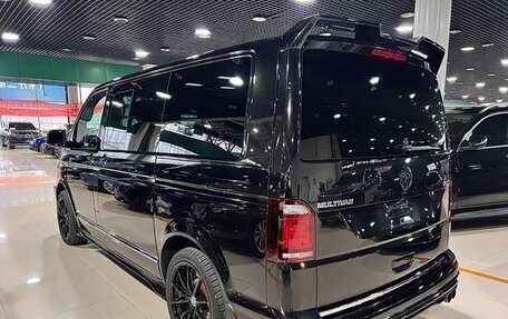 Volkswagen Multivan T6 рестайлинг, 2019 год, 6 940 000 рублей, 2 фотография
