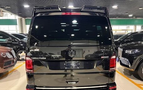 Volkswagen Multivan T6 рестайлинг, 2019 год, 6 940 000 рублей, 6 фотография