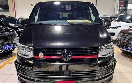 Volkswagen Multivan T6 рестайлинг, 2019 год, 6 940 000 рублей, 4 фотография