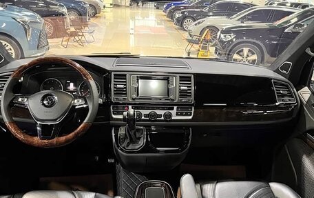 Volkswagen Multivan T6 рестайлинг, 2019 год, 6 940 000 рублей, 16 фотография