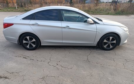 Hyundai Sonata VI, 2011 год, 1 000 000 рублей, 2 фотография