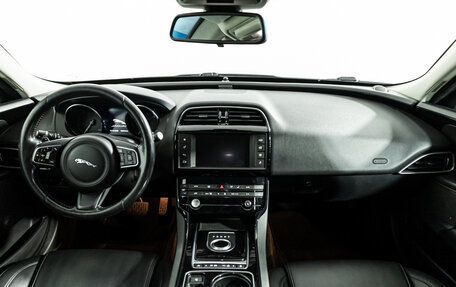 Jaguar XE I рестайлинг, 2015 год, 1 499 900 рублей, 13 фотография