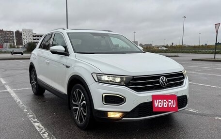 Volkswagen T-Roc I, 2021 год, 2 300 000 рублей, 2 фотография
