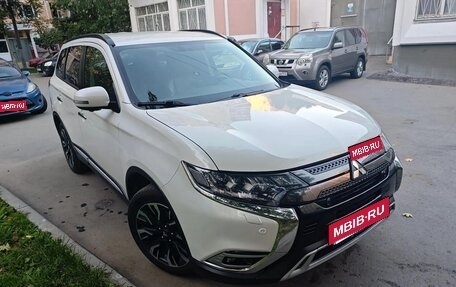 Mitsubishi Outlander III рестайлинг 3, 2022 год, 2 700 000 рублей, 1 фотография