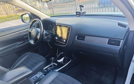 Mitsubishi Outlander III рестайлинг 3, 2022 год, 2 700 000 рублей, 6 фотография