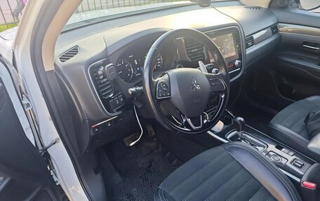 Mitsubishi Outlander III рестайлинг 3, 2022 год, 2 700 000 рублей, 9 фотография