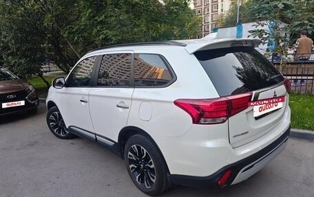 Mitsubishi Outlander III рестайлинг 3, 2022 год, 2 700 000 рублей, 2 фотография