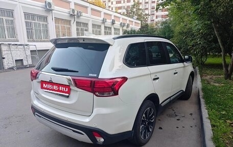 Mitsubishi Outlander III рестайлинг 3, 2022 год, 2 700 000 рублей, 3 фотография