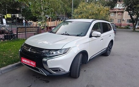 Mitsubishi Outlander III рестайлинг 3, 2022 год, 2 700 000 рублей, 4 фотография