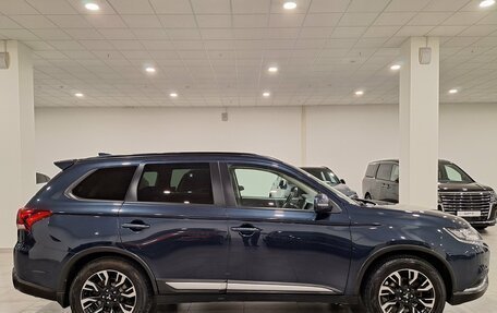 Mitsubishi Outlander III рестайлинг 3, 2021 год, 1 900 000 рублей, 4 фотография