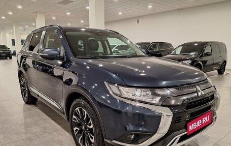 Mitsubishi Outlander III рестайлинг 3, 2021 год, 1 900 000 рублей, 5 фотография
