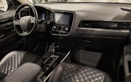 Mitsubishi Outlander III рестайлинг 3, 2021 год, 1 900 000 рублей, 19 фотография