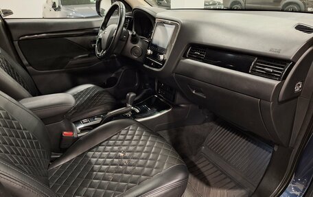 Mitsubishi Outlander III рестайлинг 3, 2021 год, 1 900 000 рублей, 12 фотография