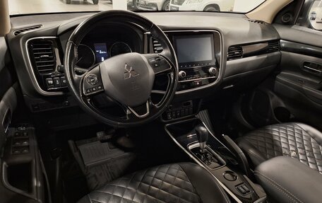 Mitsubishi Outlander III рестайлинг 3, 2021 год, 1 900 000 рублей, 20 фотография