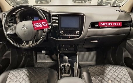 Mitsubishi Outlander III рестайлинг 3, 2021 год, 1 900 000 рублей, 13 фотография