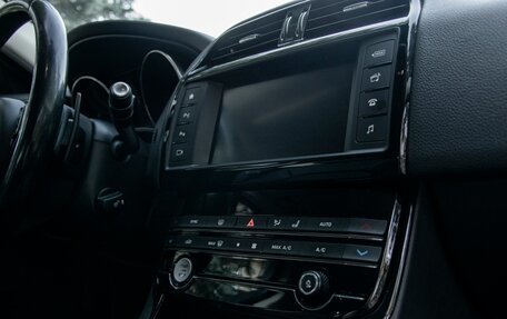 Jaguar XE I рестайлинг, 2016 год, 1 800 000 рублей, 40 фотография