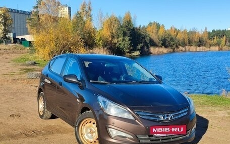 Hyundai Solaris II рестайлинг, 2015 год, 1 350 000 рублей, 25 фотография