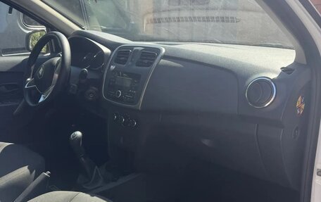 Renault Logan II, 2019 год, 800 000 рублей, 3 фотография