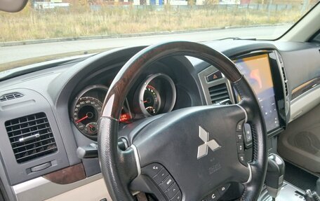 Mitsubishi Pajero IV рестайлинг 2, 2017 год, 2 950 000 рублей, 10 фотография