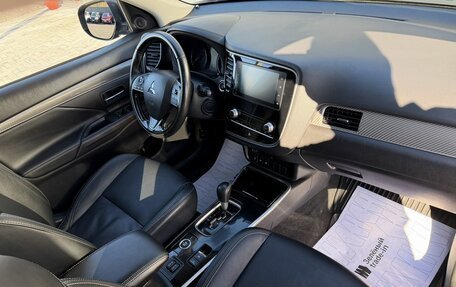 Mitsubishi Outlander III рестайлинг 3, 2021 год, 2 690 000 рублей, 13 фотография