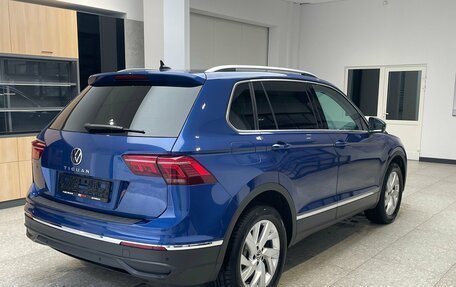 Volkswagen Tiguan II, 2021 год, 2 695 000 рублей, 2 фотография