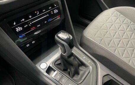 Volkswagen Tiguan II, 2021 год, 2 695 000 рублей, 20 фотография