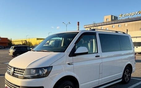 Volkswagen Caravelle T6 рестайлинг, 2017 год, 2 275 000 рублей, 1 фотография