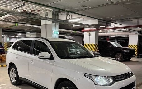 Mitsubishi Outlander III рестайлинг 3, 2013 год, 1 200 000 рублей, 3 фотография