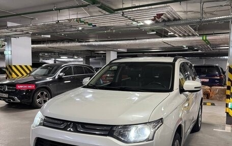 Mitsubishi Outlander III рестайлинг 3, 2013 год, 1 200 000 рублей, 2 фотография