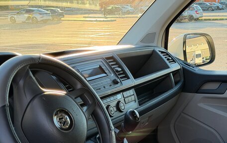Volkswagen Caravelle T6 рестайлинг, 2017 год, 2 275 000 рублей, 20 фотография