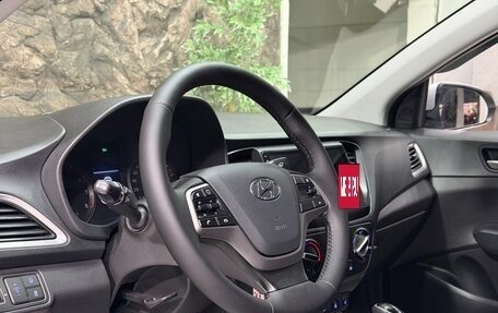 Hyundai Solaris II рестайлинг, 2019 год, 1 378 000 рублей, 8 фотография