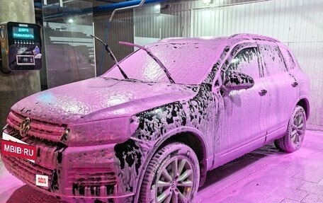 Volkswagen Touareg III, 2011 год, 1 800 000 рублей, 2 фотография