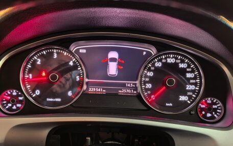 Volkswagen Touareg III, 2011 год, 1 800 000 рублей, 10 фотография