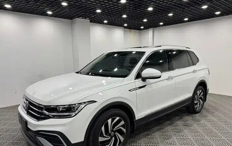 Volkswagen Tiguan II, 2023 год, 2 371 002 рублей, 2 фотография