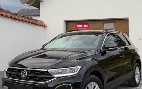 Volkswagen T-Roc I, 2023 год, 1 930 000 рублей, 2 фотография