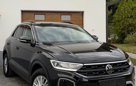 Volkswagen T-Roc I, 2023 год, 1 930 000 рублей, 3 фотография