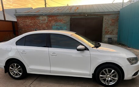 Volkswagen Jetta VII, 2010 год, 700 000 рублей, 2 фотография
