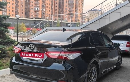 Toyota Camry, 2021 год, 1 800 000 рублей, 4 фотография