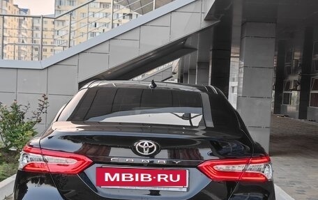 Toyota Camry, 2021 год, 1 800 000 рублей, 3 фотография
