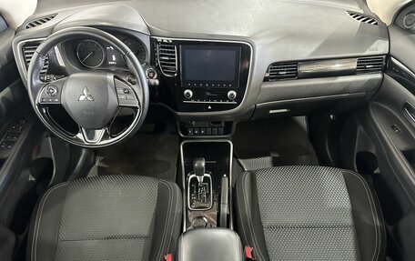 Mitsubishi Outlander III рестайлинг 3, 2021 год, 1 949 000 рублей, 9 фотография