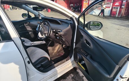 Toyota Prius IV XW50, 2016 год, 1 300 000 рублей, 2 фотография