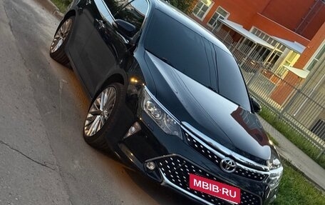 Toyota Camry, 2017 год, 2 250 000 рублей, 3 фотография