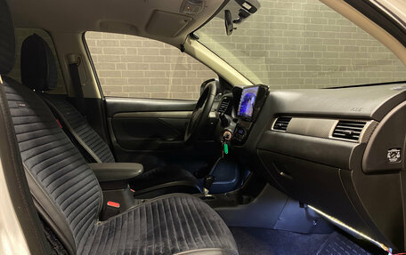 Mitsubishi Outlander III рестайлинг 3, 2016 год, 1 779 000 рублей, 10 фотография