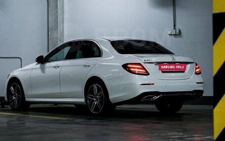 Mercedes-Benz E-Класс, 2018 год, 3 000 000 рублей, 3 фотография