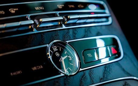Mercedes-Benz E-Класс, 2018 год, 3 000 000 рублей, 4 фотография